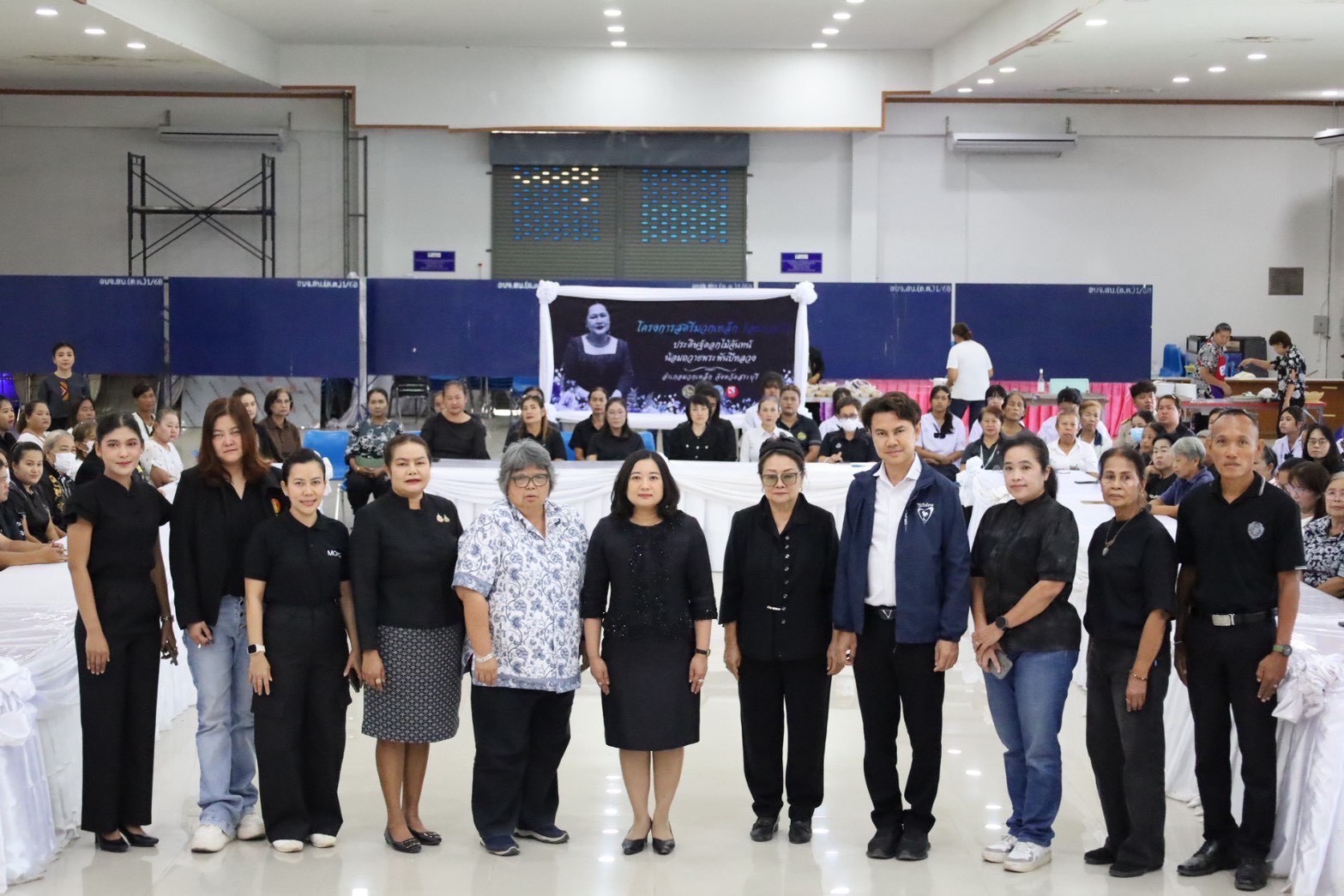 สตรีมวกเหล็ก รวมพลัง ประดิษฐ์ดอกไม้จันทน์ น้อมรำลึกพระพันปีหลวง